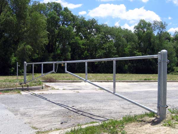 commercial chain link barrier gate